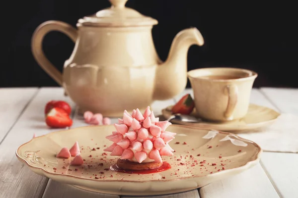 Rosa restaurang dessert på porslin tallrik — Stockfoto