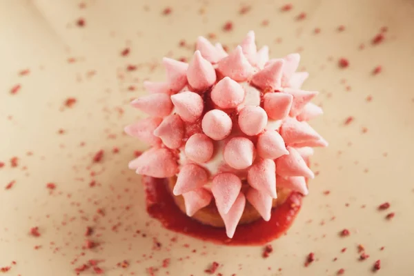 Rosa restaurang dessert på porslin tallrik — Stockfoto