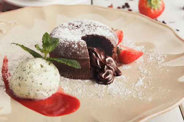 バニラアイス クリームとストロベリー チョコレートのフォンダン — ストック写真