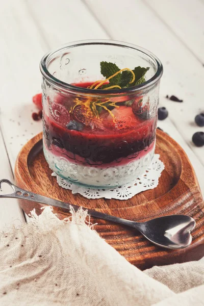 Chia pudding met bessen, gezonde restaurant dessert — Stockfoto