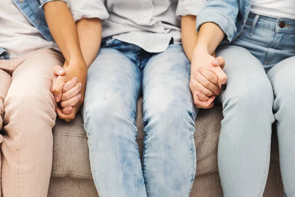 Tres amigas agarradas de las manos de cerca — Foto de Stock