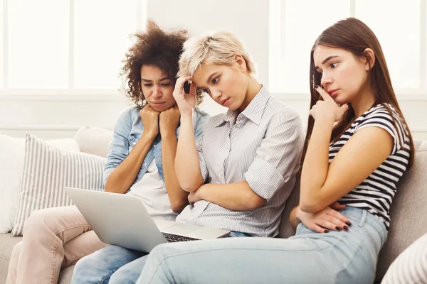 Három szomorú nő használ a laptop otthon — Stock Fotó