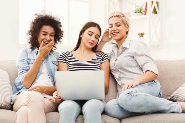 Drei glückliche Frauen mit Laptop zu Hause — Stockfoto