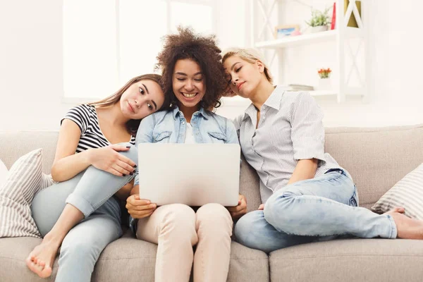 Три счастливые красивые женщины с ноутбуком дома — стоковое фото