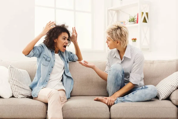 소파에 앉아서 논쟁 두 여자 친구 — 스톡 사진