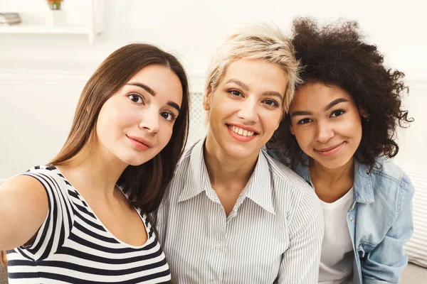 Amigos felizes tomando selfie em casa — Fotografia de Stock