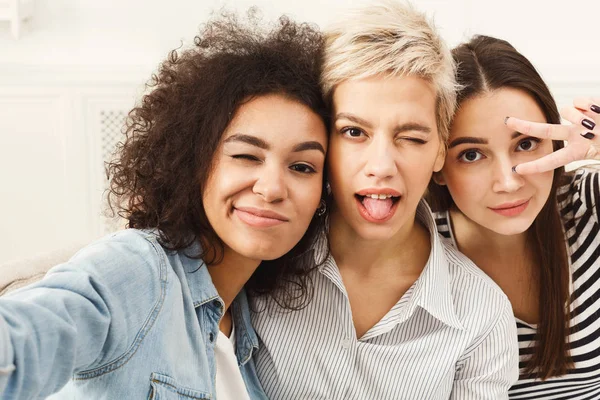 Amis heureux prendre selfie à la maison — Photo