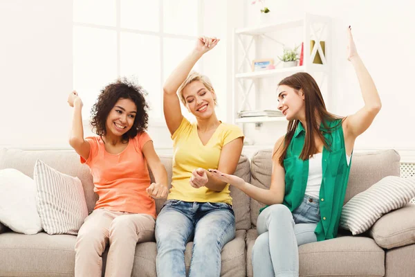 Amigos divirtiéndose en casa — Foto de Stock