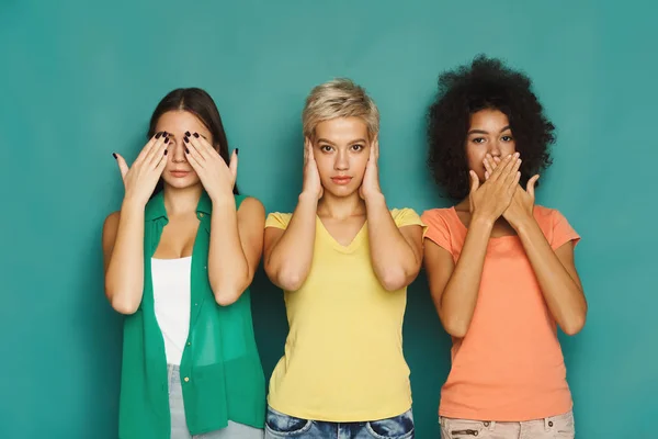 Três mulheres bonitas posando no fundo verde — Fotografia de Stock