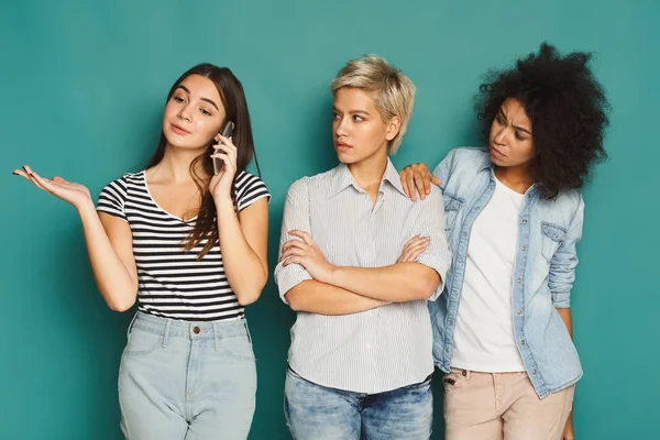 Chicas escuchando a su amigo hablar por teléfono móvil — Foto de Stock