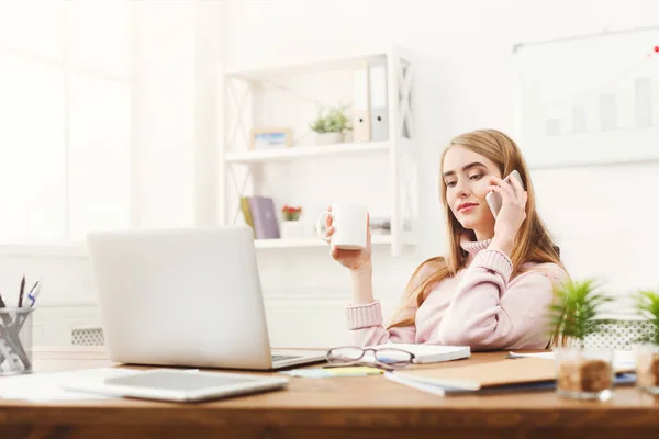 Business talk, kvinna consulting på telefon kontor — Stockfoto