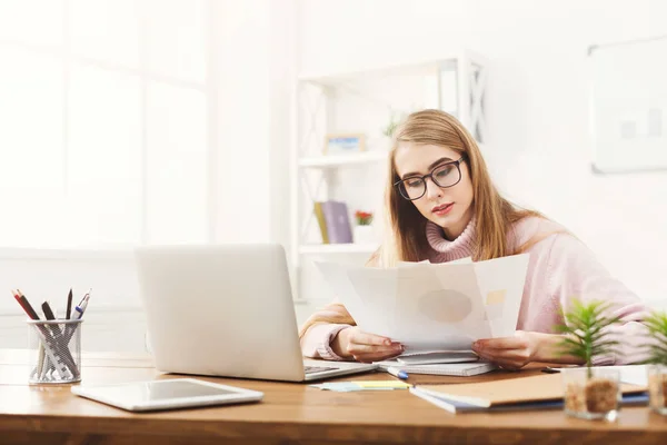 Affärskvinna läser dokument på kontoret — Stockfoto