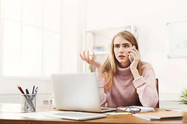 Mujer de negocios seria en el trabajo hablando por teléfono — Foto de Stock