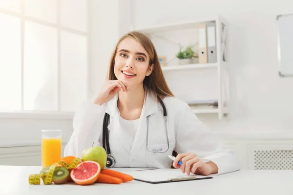 Bureau nutritionniste avec fruits et ruban à mesurer — Photo