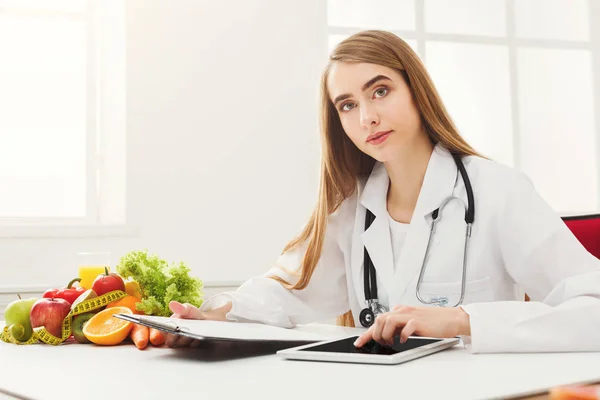 Dietetyka kobiet działa na tablecie cyfrowy — Zdjęcie stockowe