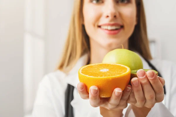 オフィスで果物を持つ笑顔の栄養士の女 — ストック写真
