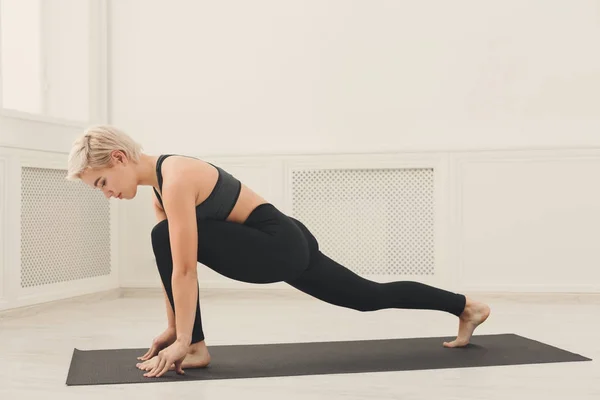 Fitness kvinnan vid stretching tränar inomhus — Stockfoto