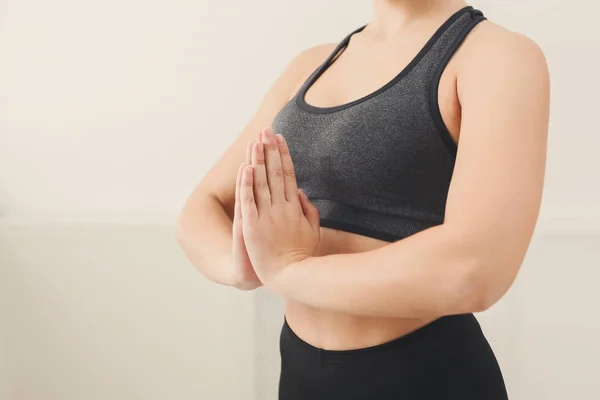 Donna irriconoscibile che pratica yoga a padmasana — Foto Stock
