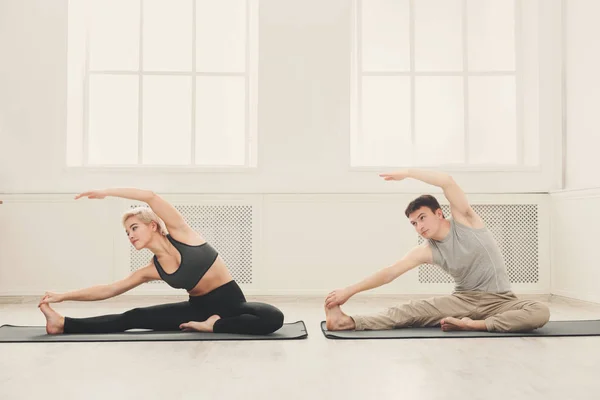 Fitness par stretching på vit bakgrund — Stockfoto