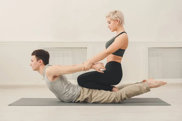 Ung man med yogainstruktör i gymmet — Stockfoto