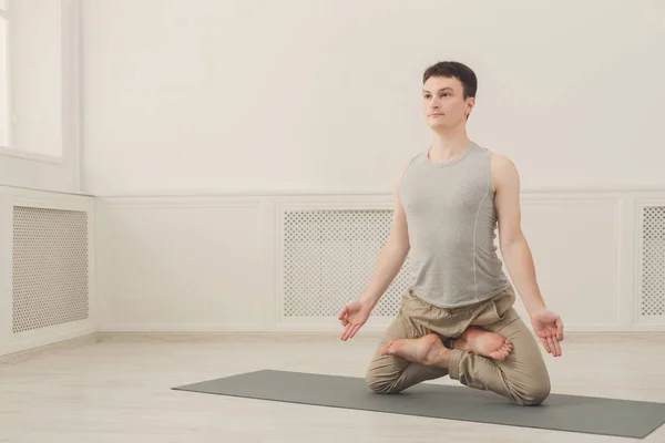 Sportiga mannen öva yoga. Lotus pose. — Stockfoto