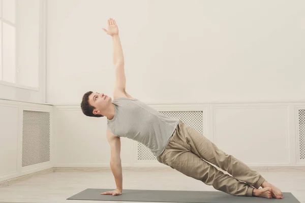 Fitness man plankan tränar inomhus — Stockfoto