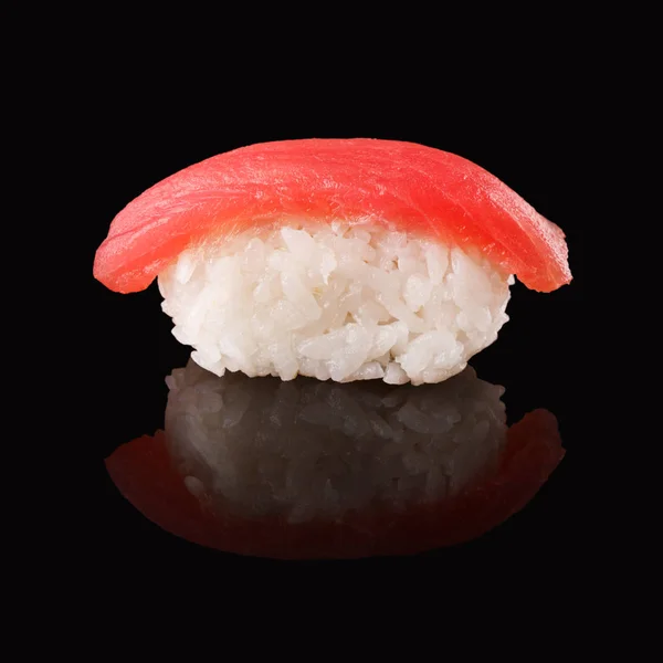 Thunfisch-Sushi auf schwarzem Spiegelgrund — Stockfoto