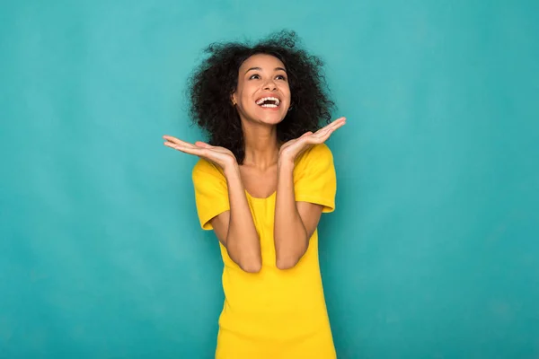 Jovem mulher afro-americana sorridente com braços para fora — Fotografia de Stock