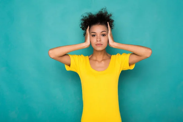 Donna afro-americana mette le mani sulla testa . — Foto Stock