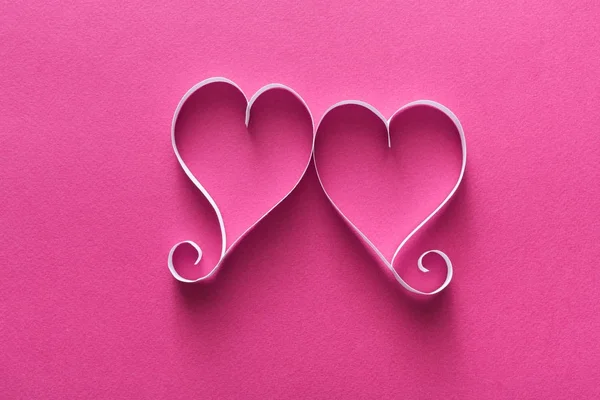 Sevgiliye arka plan ile el yapımı kağıt kalp şekilleri dekorasyon — Stok fotoğraf