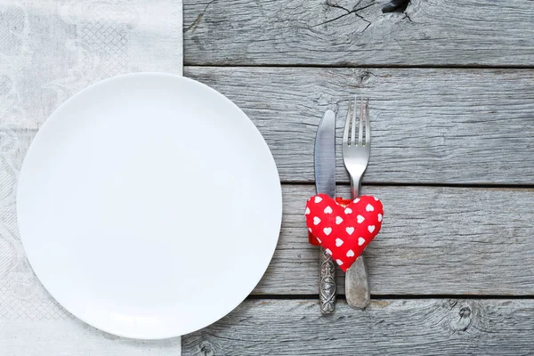 Fondo de San Valentín, cubiertos, corazón y plato con espacio vacío —  Fotos de Stock