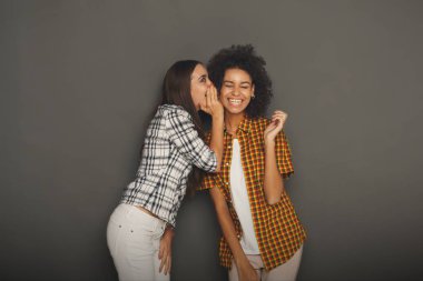 genç kadın arkadaşı bazı sırları söylüyorum