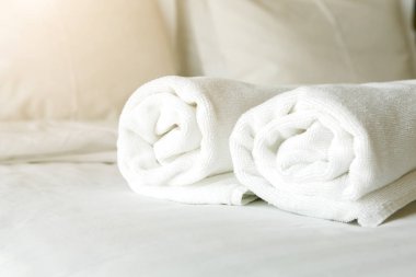 Otel yatak closeup yatakta beyaz havlu