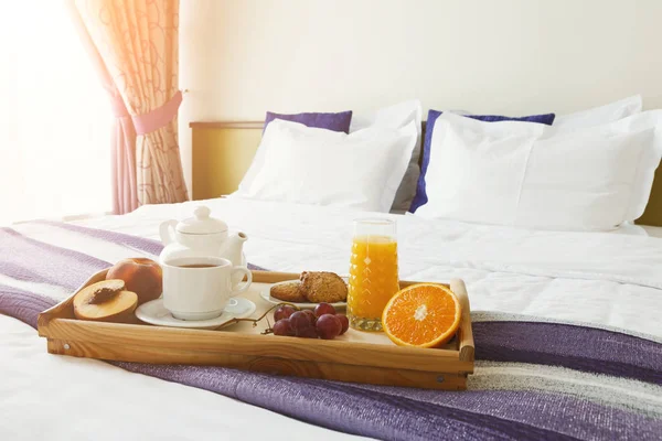 Pequeno-almoço servido na cama em bandeja de madeira — Fotografia de Stock