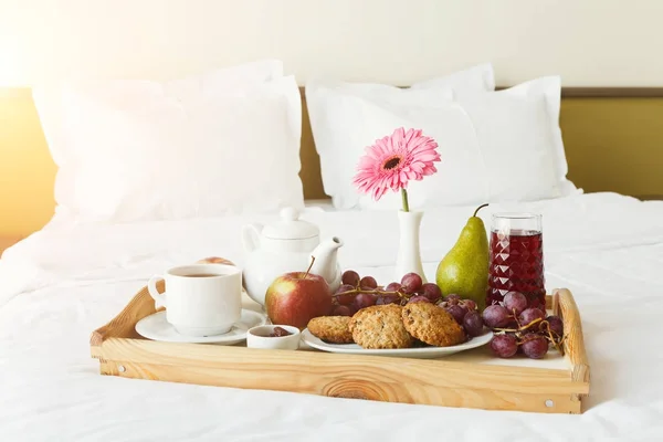 Pequeno-almoço servido na cama em bandeja de madeira — Fotografia de Stock