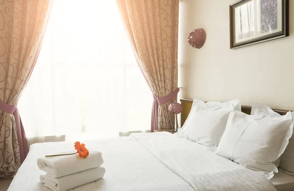 White towels on bed in hotel bedroom — Stock Photo, Image