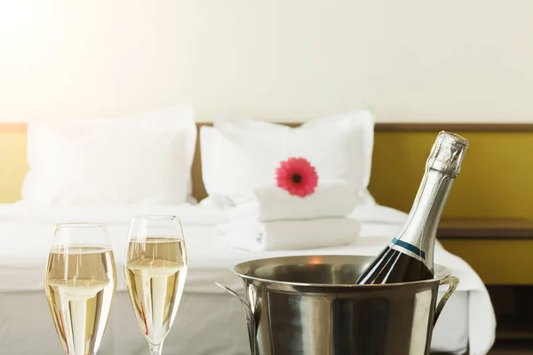 Twee glazen en een fles champagne in hotel — Stockfoto