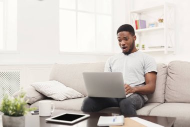 Genç adam evde online üstünde laptop mesajlaşma