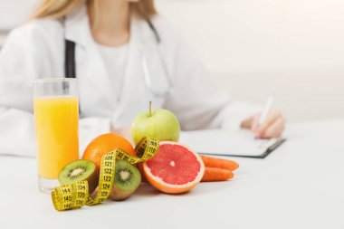 Beslenme uzmanı Resepsiyon meyve ve ölçüm bandı ile