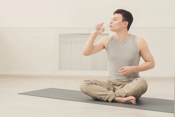 Fitness man dricksvatten på gym — Stockfoto