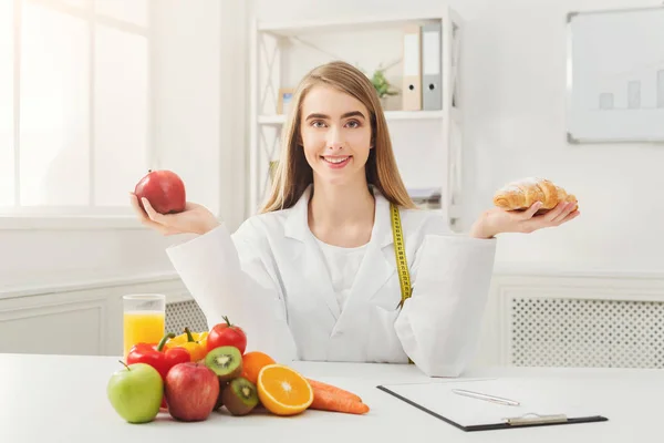 Diététiste nutritionniste avec pain et pomme — Photo