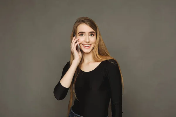 Sorridente bella donna che parla al telefono — Foto Stock