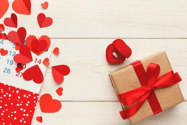 Valentine dag achtergrond, doos van de gift en harten op wit hout — Stockfoto