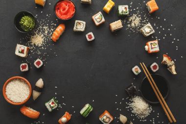 Suşi ve rulo arka plan, siyah, en iyi görünümü karede.