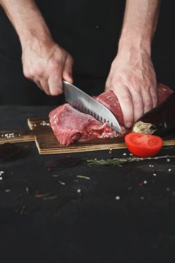 Şef kesme fileto mignon adlı restoran mutfak ahşap tahta üzerinde