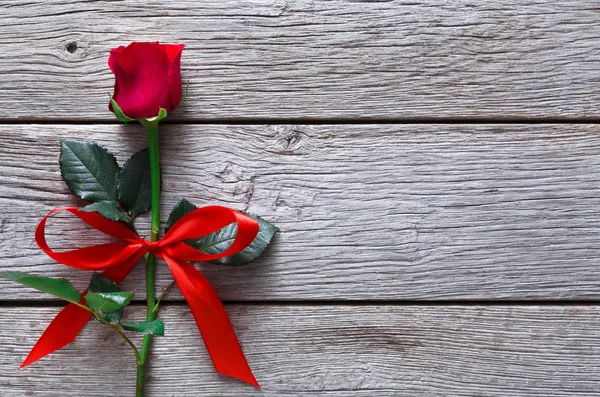 Φόντο ημέρα του Αγίου Βαλεντίνου με κόκκινο τριαντάφυλλο λουλούδι σε ρουστίκ ξύλο — Φωτογραφία Αρχείου