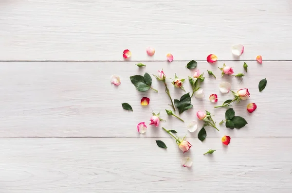 Fundo dos namorados com rosa rosa flores coração, espaço cópia na madeira rústica branca — Fotografia de Stock