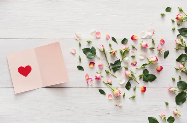 Валентинний фон з рожевими трояндами квіти серце, паперова листівка ручної роботи на білому сільському дереві . — стокове фото