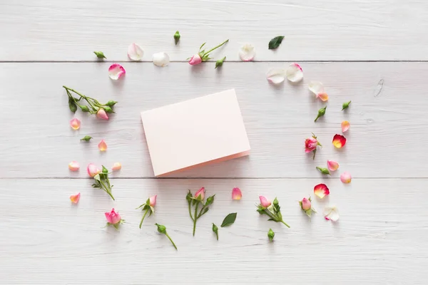 Fondo de San Valentín con círculo de flores rosadas, tarjeta de papel hecha a mano con espacio de copia en madera rústica blanca — Foto de Stock