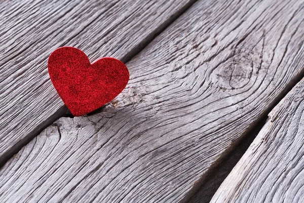 Día de San Valentín, corazón de papel sobre fondo de madera, espacio para copiar — Foto de Stock